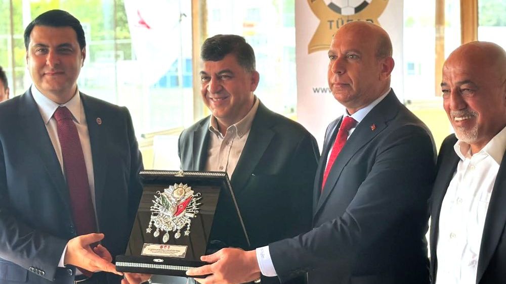 TÜFAD'dan Rıdvan Fadıloğlu'na plaket